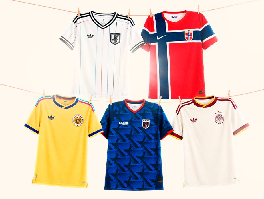 Camisas de futebol da Vai de Camisa penduradas em um varal